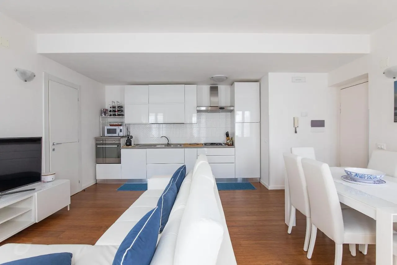 Elena House White Apartment Βιαρέτζιο