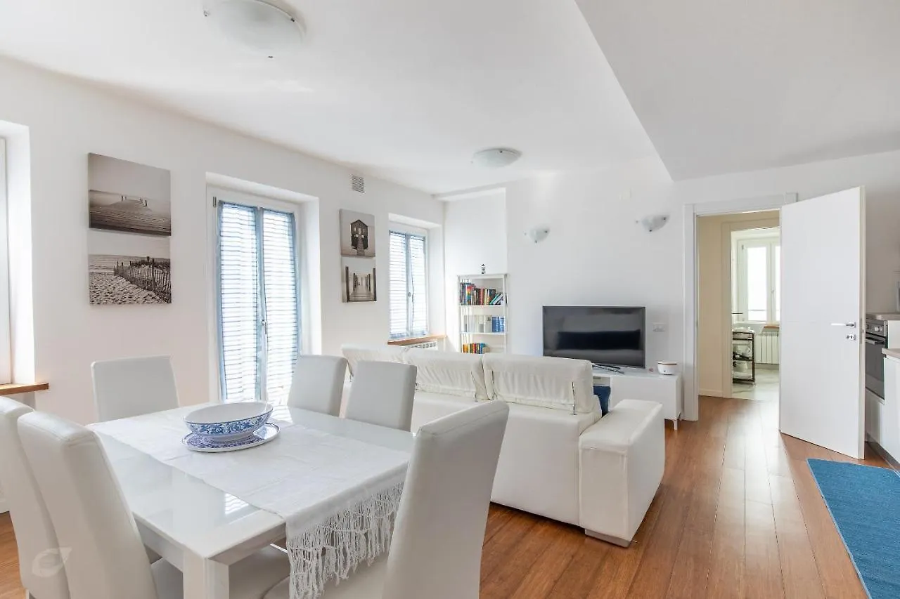 Elena House White Apartment Βιαρέτζιο