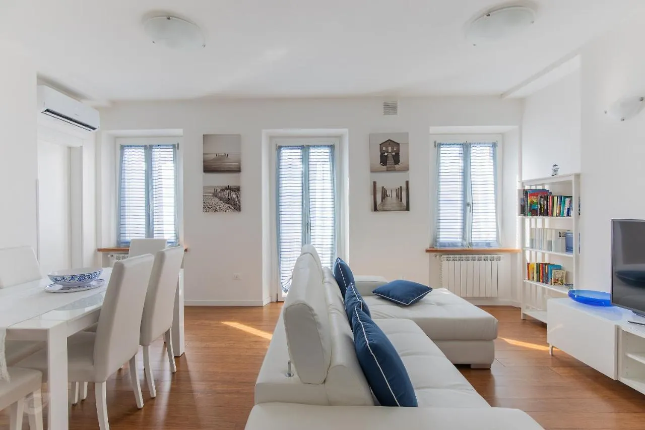 Elena House White Apartment Βιαρέτζιο