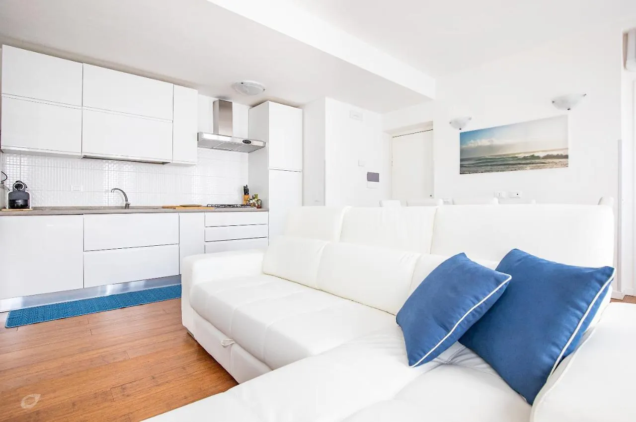 Elena House White Apartment Βιαρέτζιο